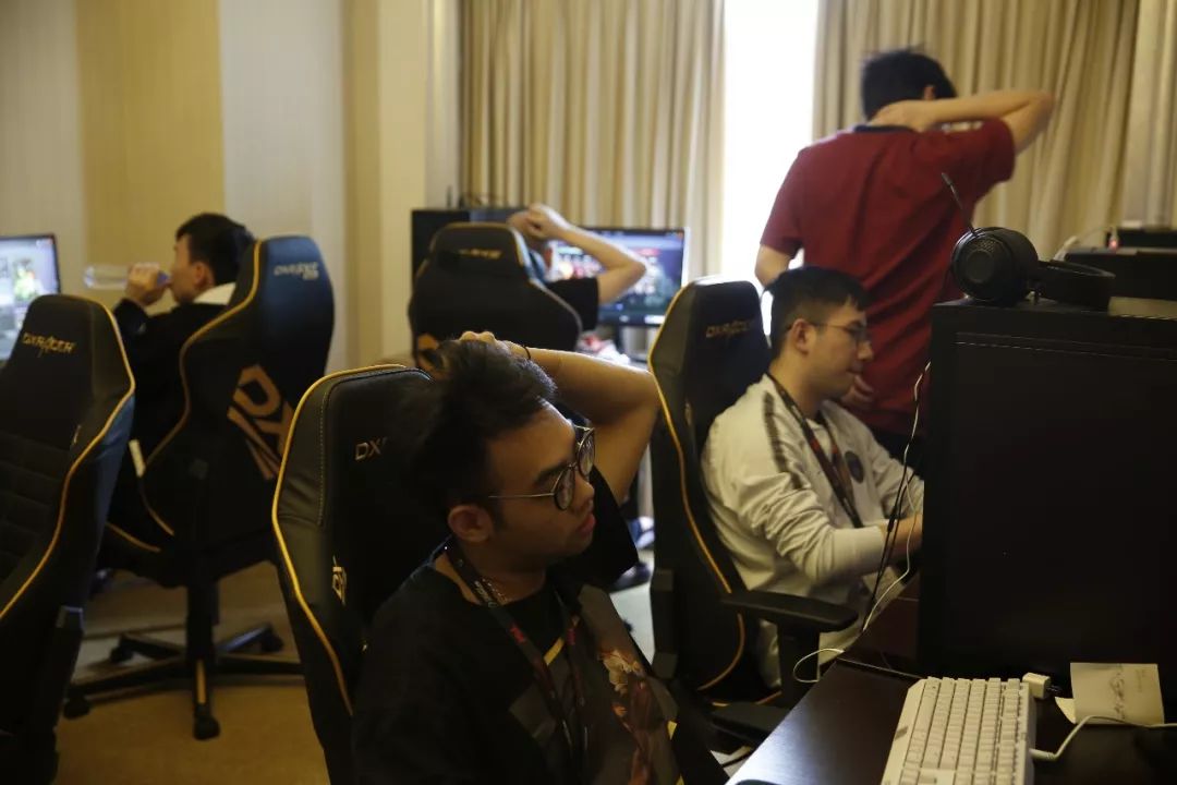 NAVI, Vitality , Mouz , 和 Spirit 收到 BLAST Open Fall 2025 的邀请